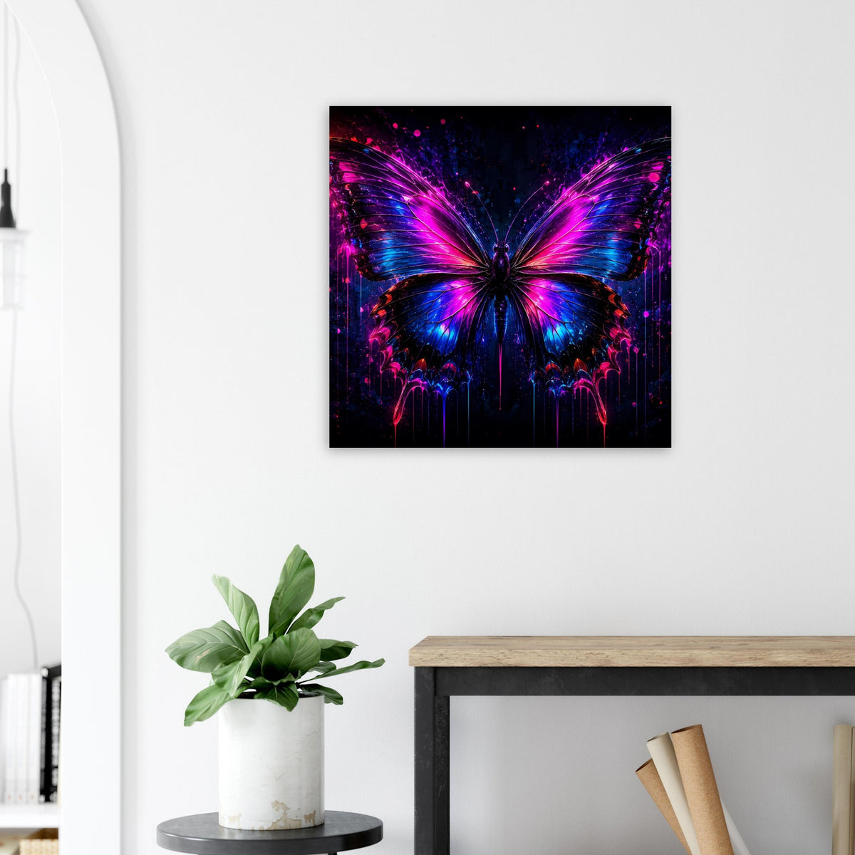 Quadratisches Neon-Poster mit Schmetterling, leuchtend magenta, blau und violett im Zentrum.