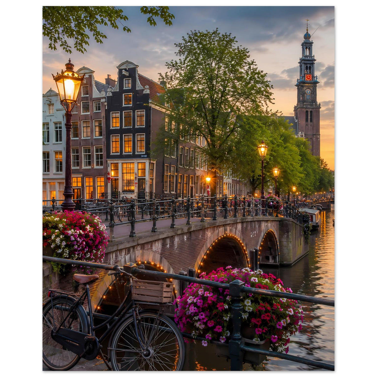 Poster mit Amsterdam-Kanal, Steinbrücke, Turm, Laternen, violetten Blumen und Fahrrad