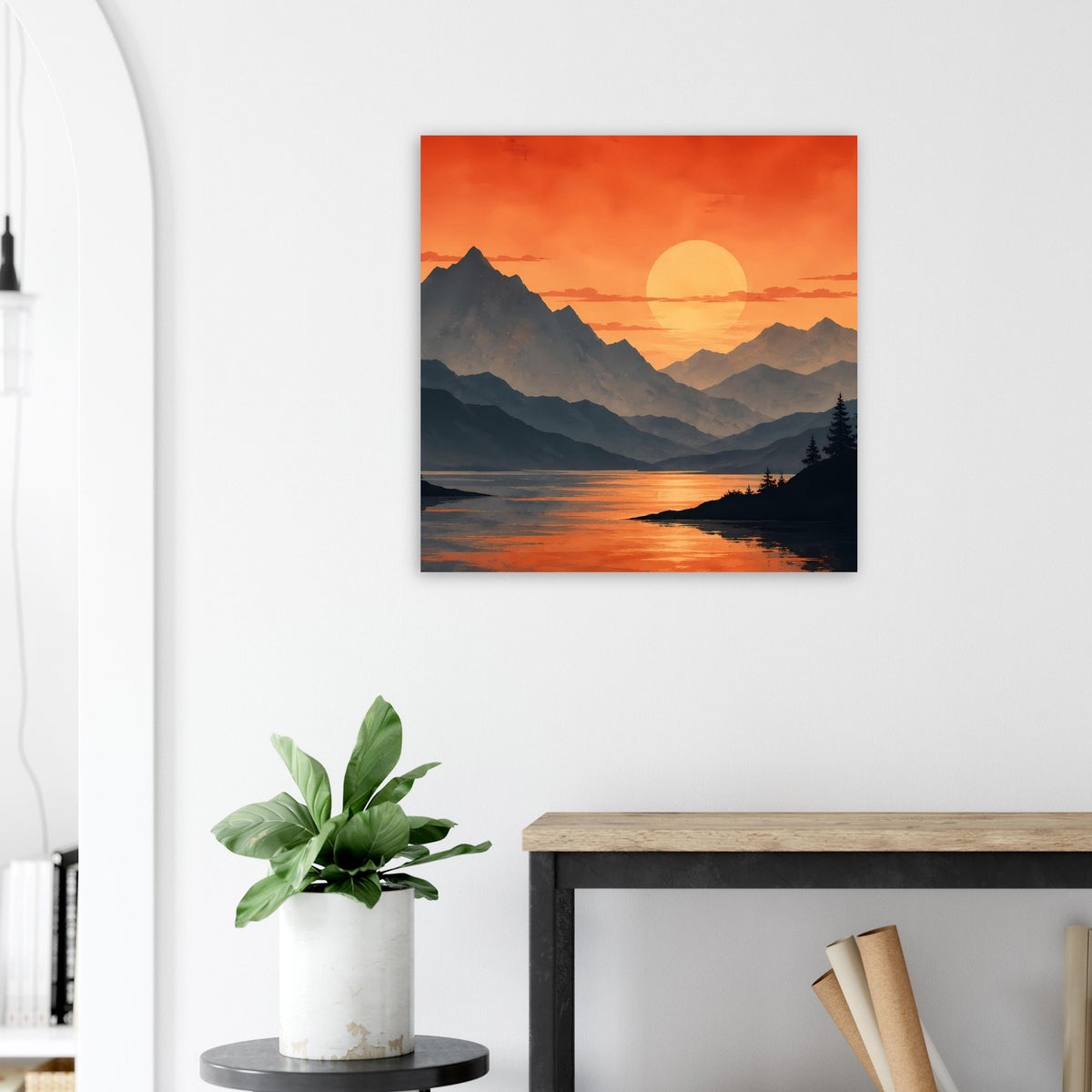Quadratisches Poster: orangefarbene Sonne über Bergsee, dunkle Berge und spiegelnde Wasserlinie