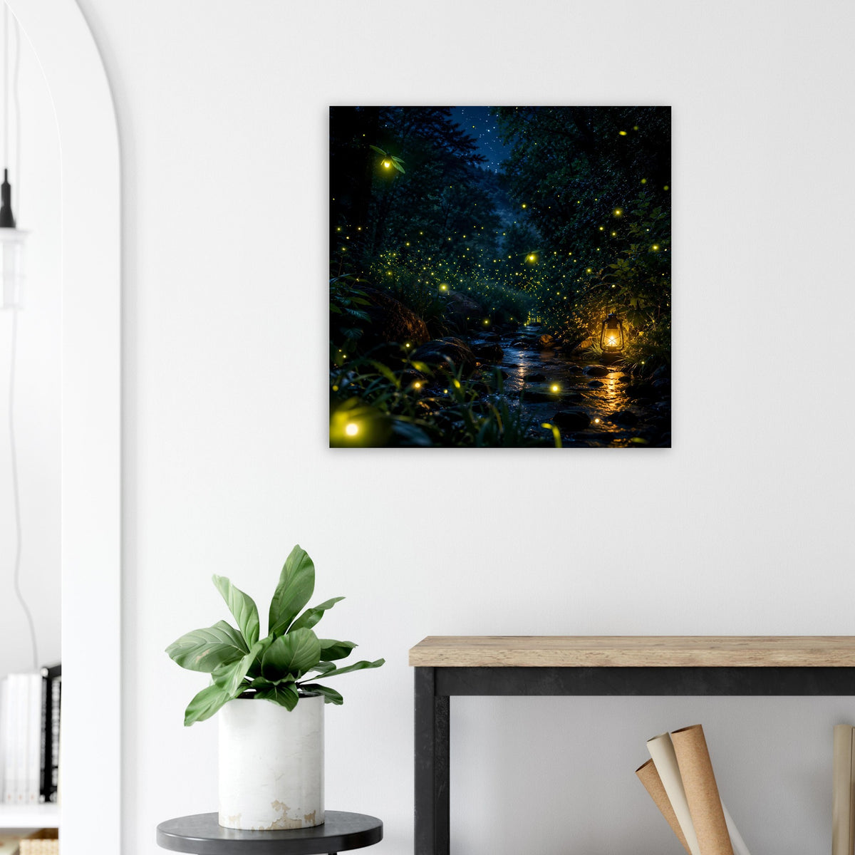 Quadratisches Poster an heller Wand: nächtlicher Wald, Flusslicht und Glühwürmchen