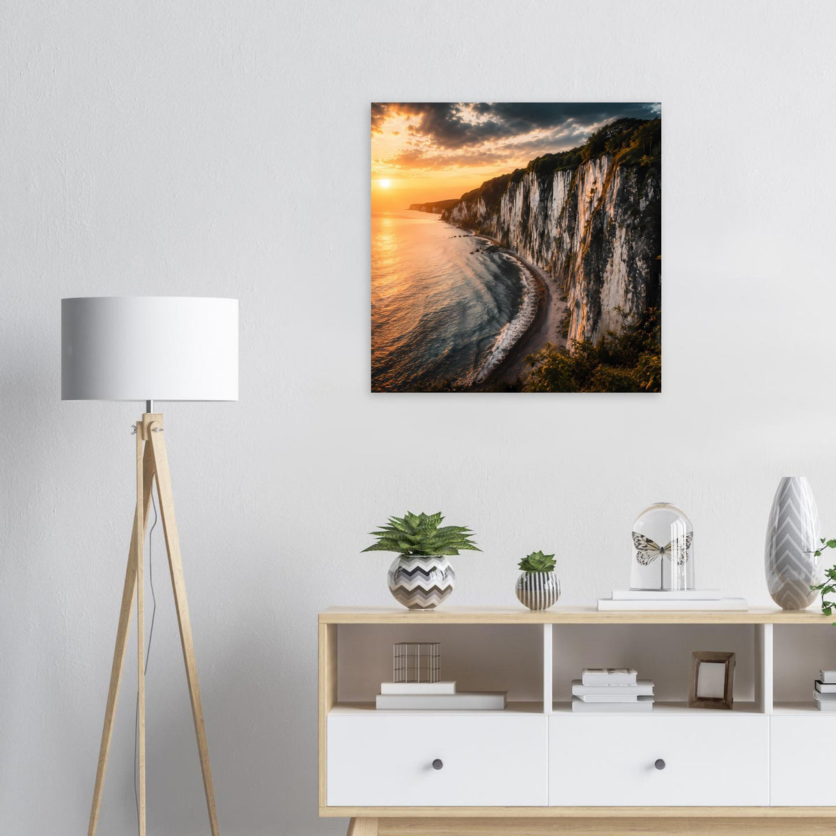 Poster mit Steilküste und geschwungener Meeresbucht im goldenen Sonnenuntergang