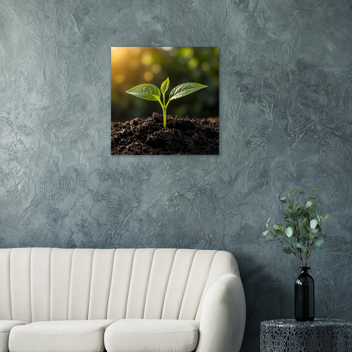Quadratisches Wandbild mit grünem Sprössling in dunkler Erde, unscharfer Bokeh-Hintergrund