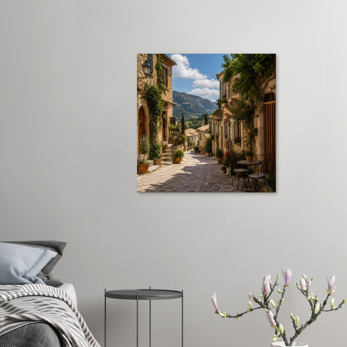 Wandposter mit mediterraner Gasse, Bergen im Hintergrund und blauem Himmel