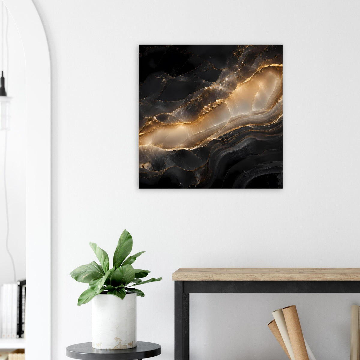 Gerahmter kleiner Marmorposter-Druck an weißer Wand: dunkle Steinoptik mit goldenen Adern