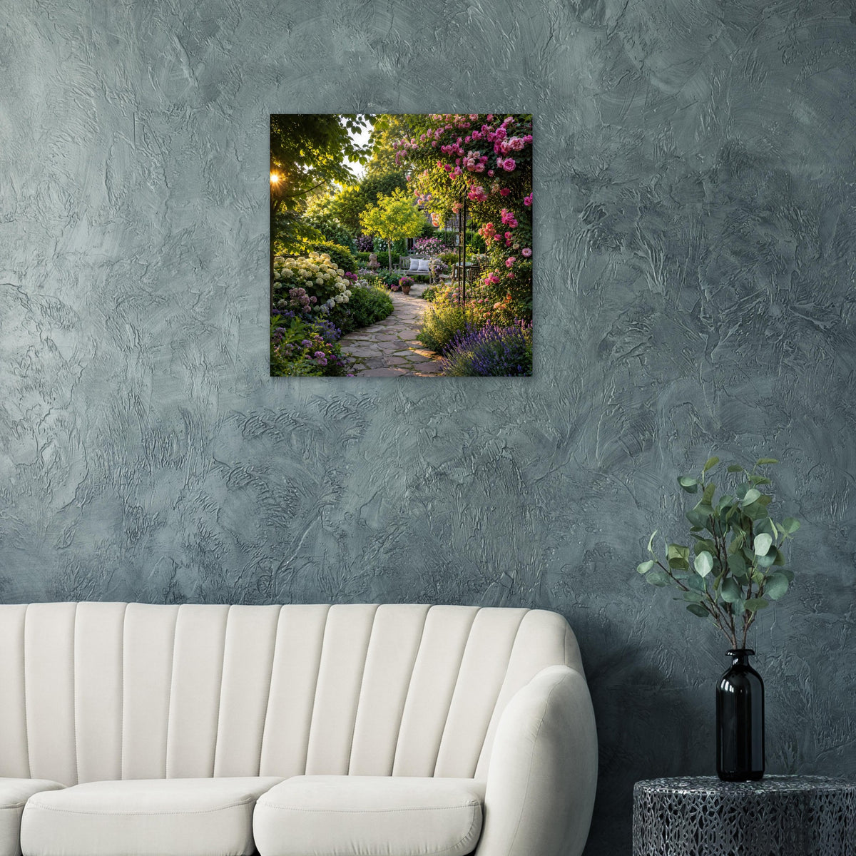 Quadratisches Poster mit Gartenweg und bunten Rosenblüten, Rankbogen, schwarzer Rahmen