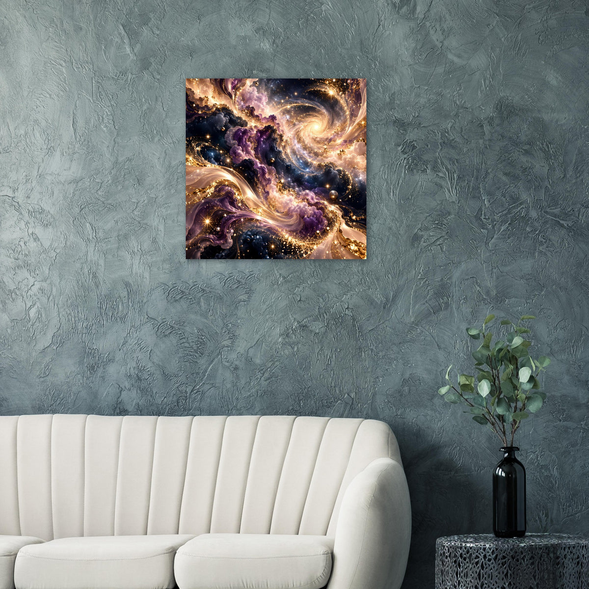 Quadratischer Wanddruck mit kosmischer Spiralwolke in Gold und Violett