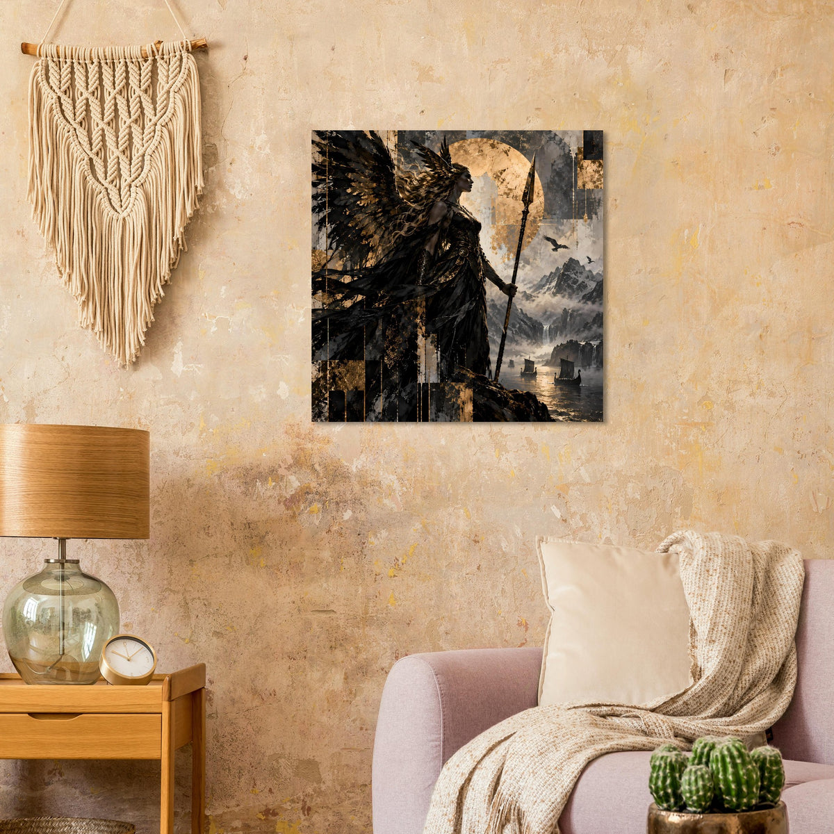 Quadratisches Kunstposter mit geflügelter Kriegerin in Schwarz und Gold, dramatische Wolken