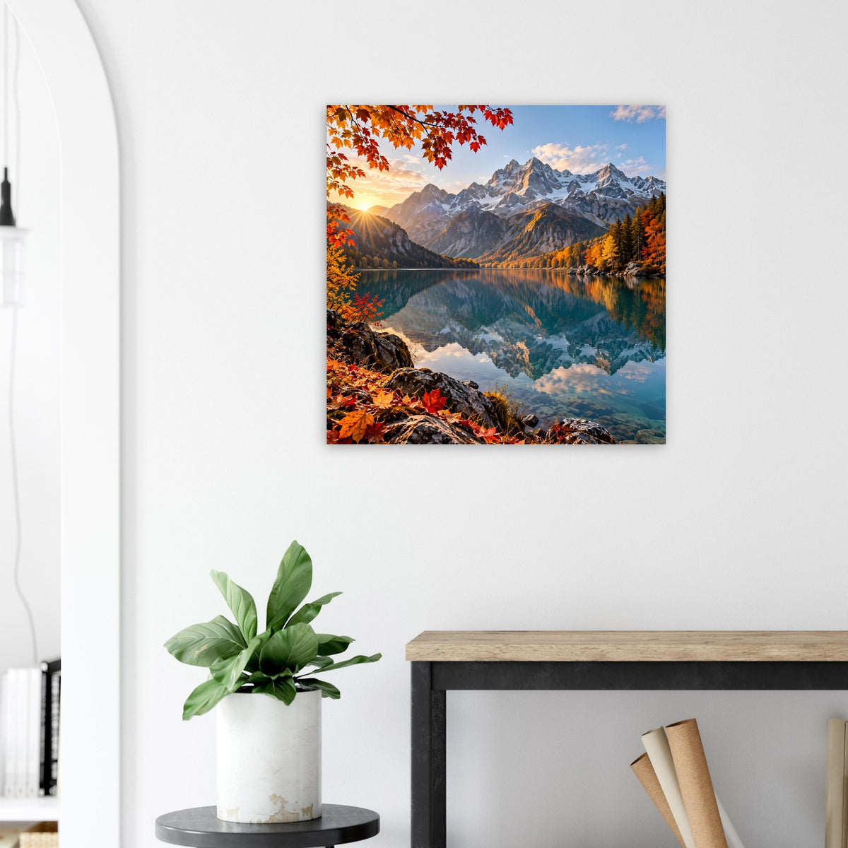 Quadratisches Wandposter mit Bergsee und Herbstlaub, sonniges Panorama