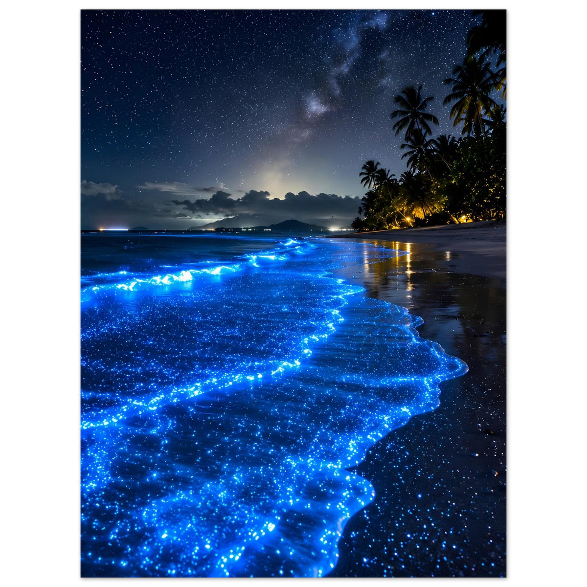 Poster mit blauen leuchtenden Wellen am Strand, Palmen und Sternenhimmel bei Nacht