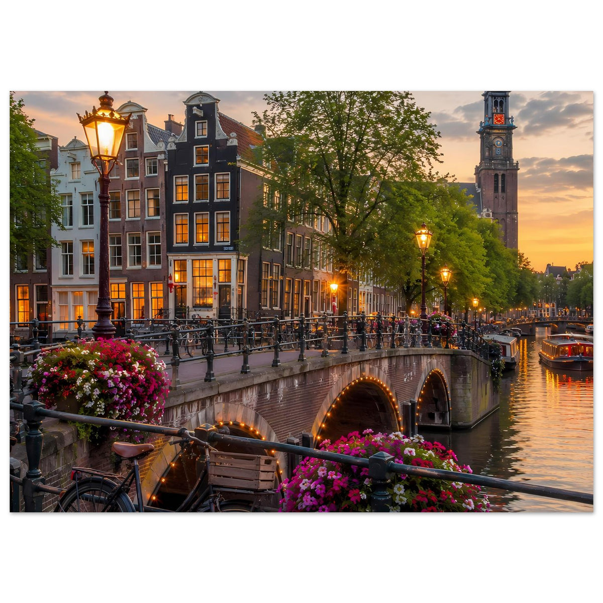Poster im Querformat: Abendlicher Amsterdamer Kanal mit Brücke, Häuserfassaden und Glockenturm