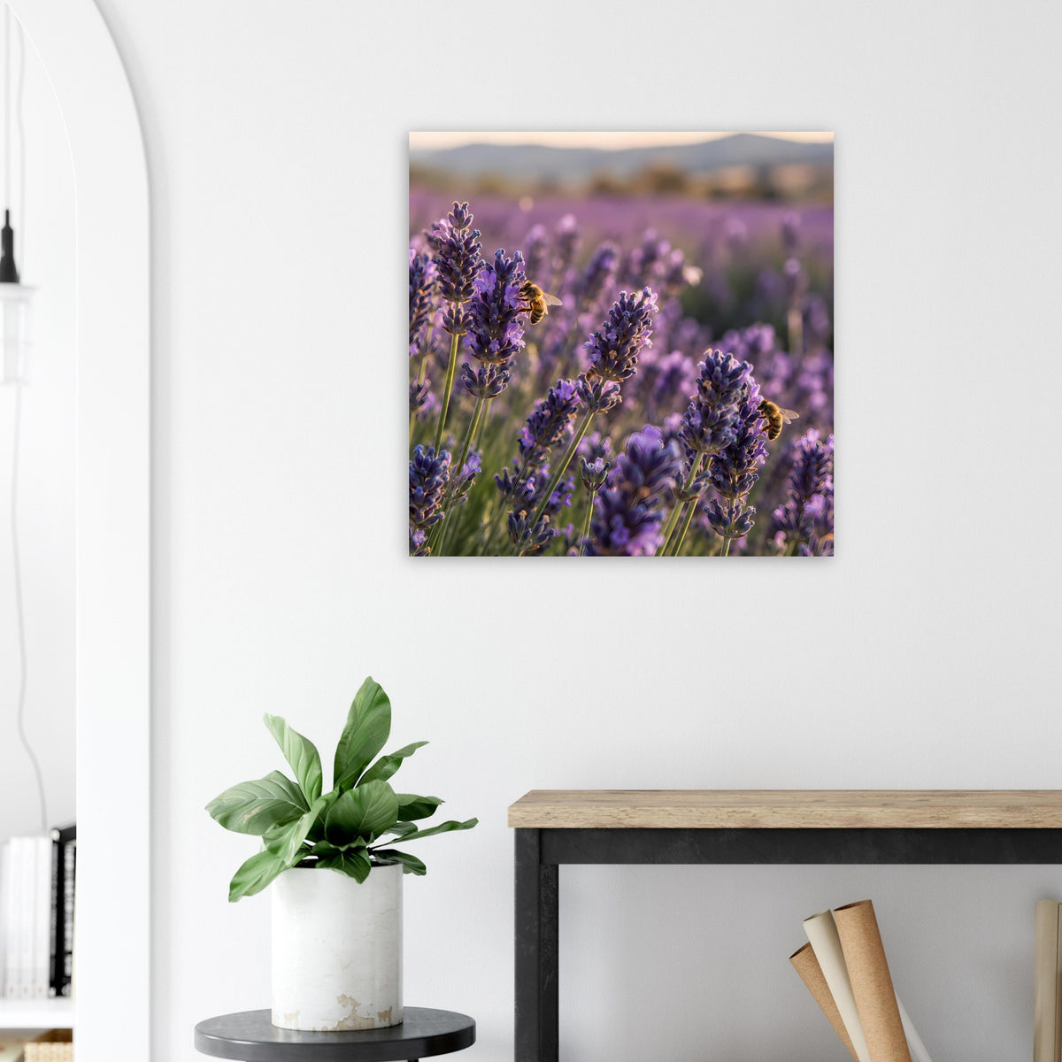 Poster mit Lavendelblüten in Violett, quadratisch gerahmt an weißer Wand