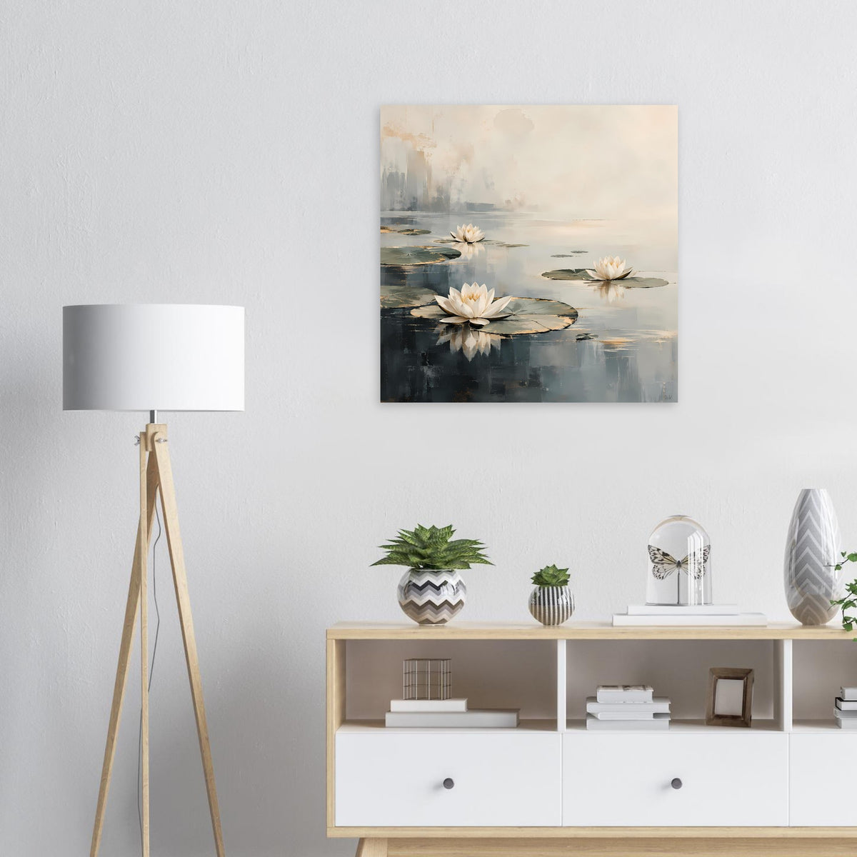 Poster mit Wasserlilien auf ruhigem See, sanfte Naturtöne und Spiegelungen