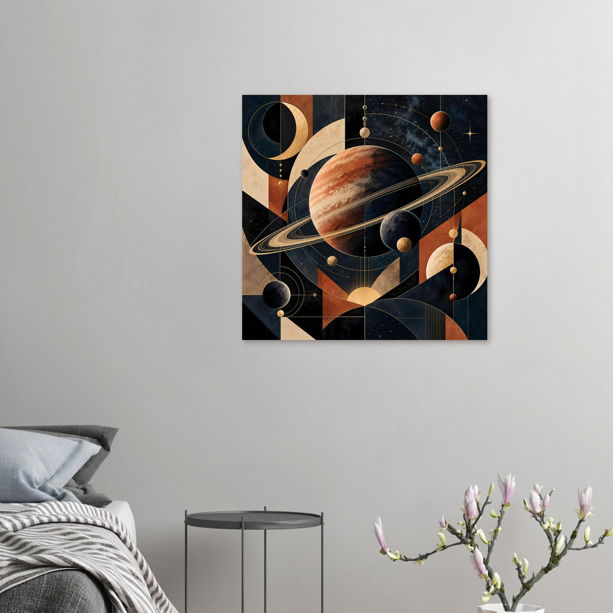 Quadratisches Poster mit Planetenkreis und Saturnring; Mondsicheln und Bahnen in warmen Erdtönen.