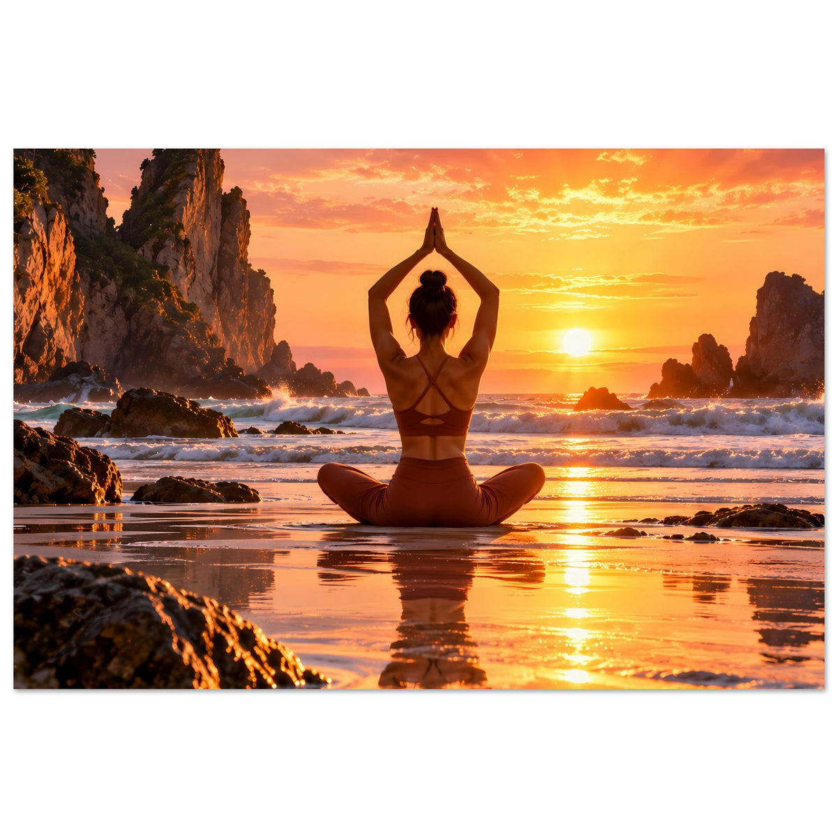 Yoga-Poster im Querformat mit Person im Lotussitz, Sonnenuntergang über dem ruhigen Meer.