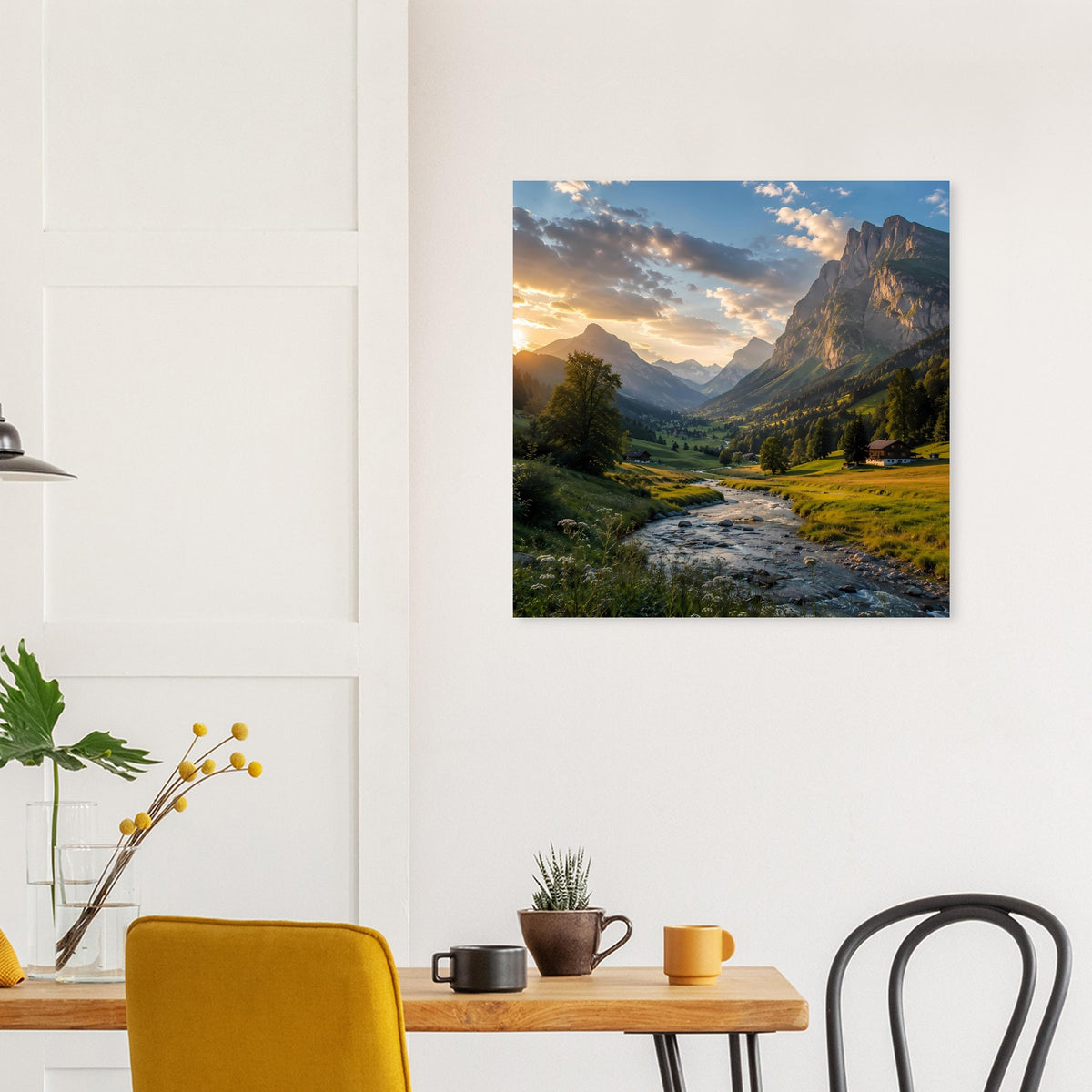 Blau gerahmtes Poster: Sonnenuntergang im Alpengebirge mit Flusstal und Wiesen.