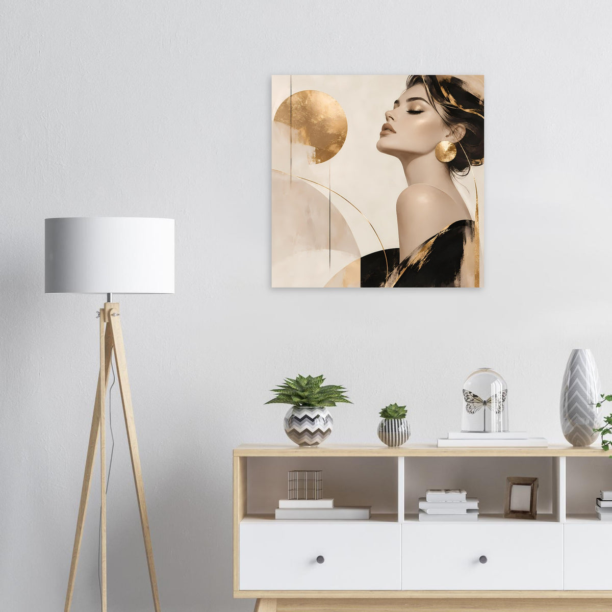 Wandposter mit Porträt einer Frau im Profil, goldene Kreise und Goldakzente