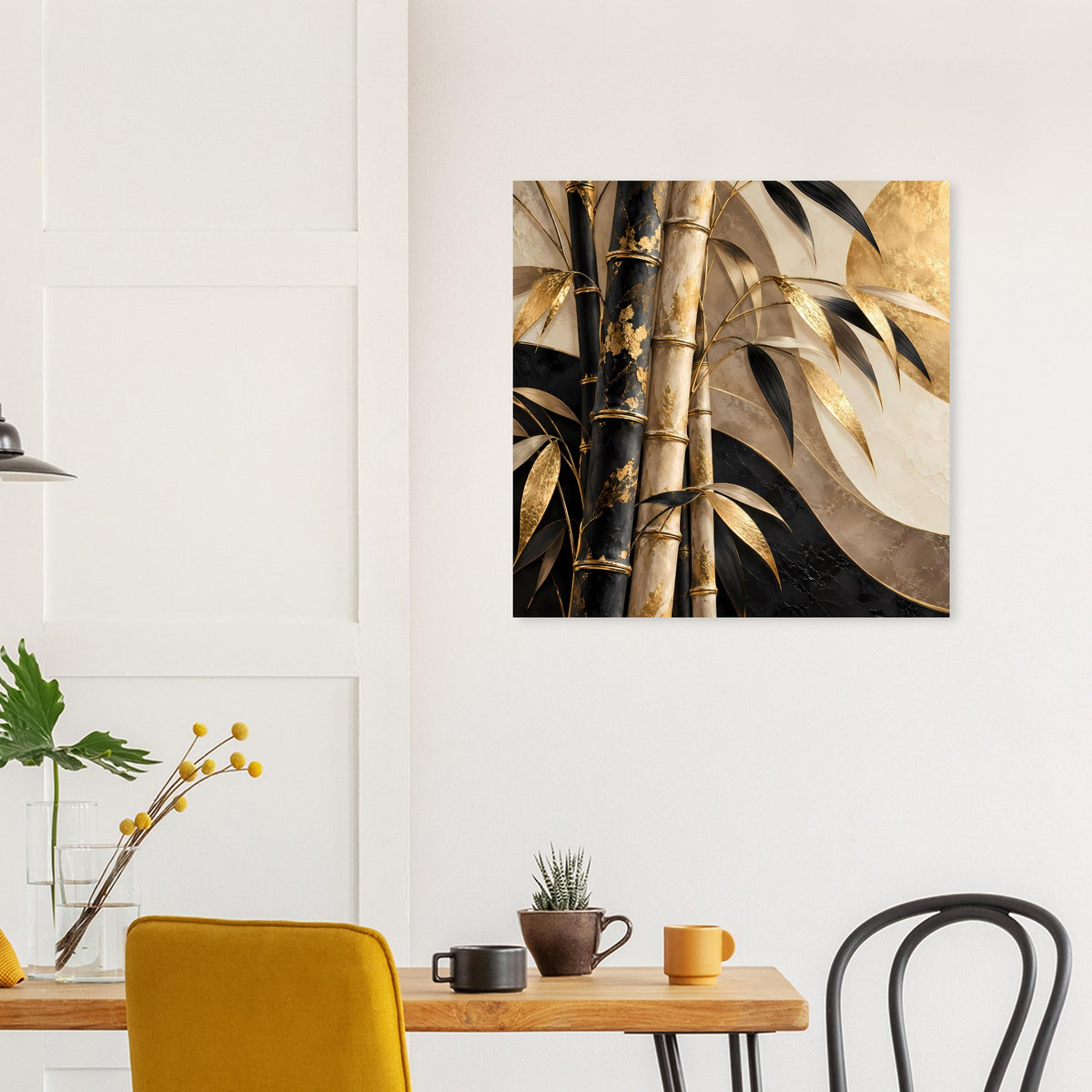 Bambus-Poster mit goldenen Bambusrohren und kontrastierenden schwarzen Blattmustern