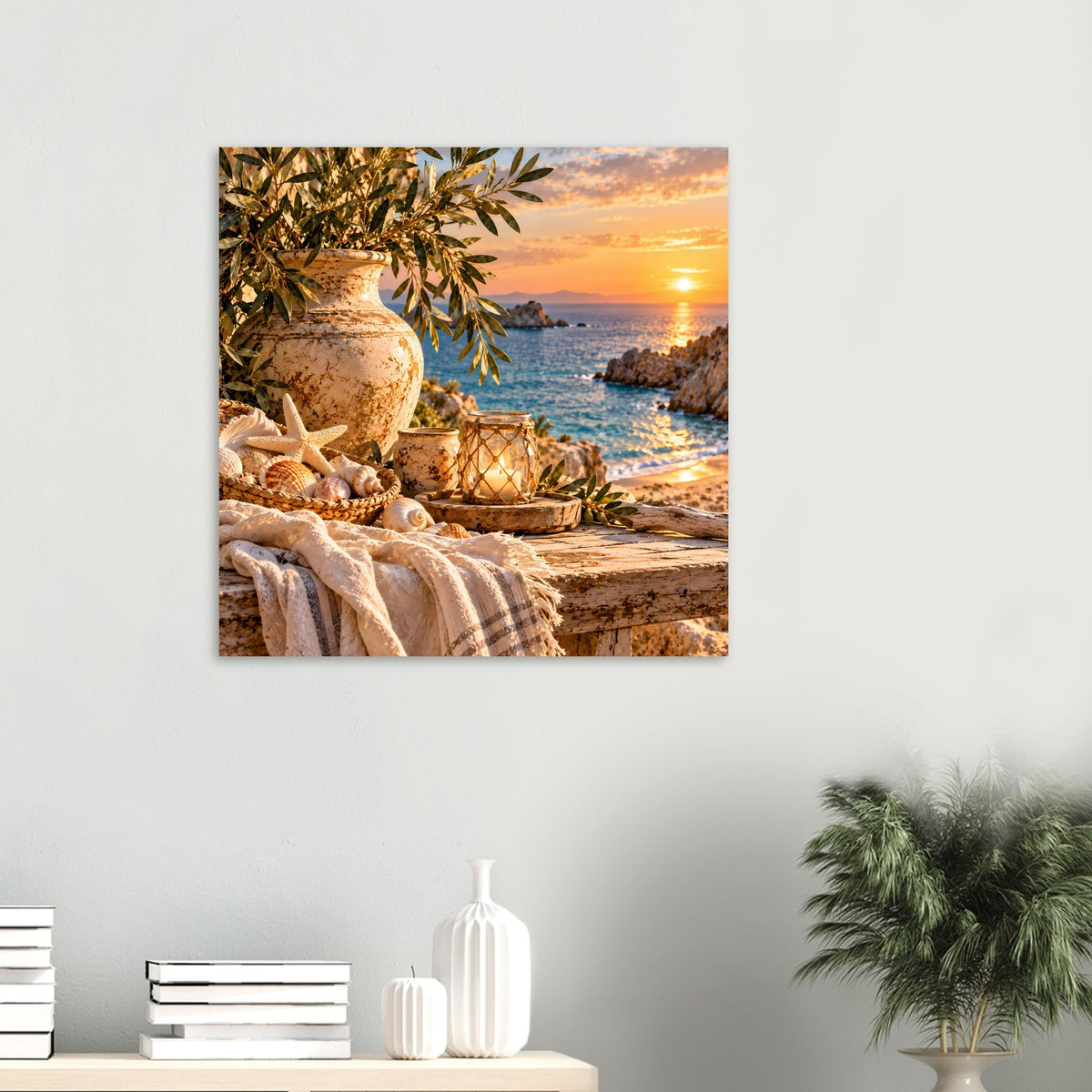 Gerahmtes Küstenbild mit Laterne, Vase, Olivenzweigen und Muscheln am Meer.