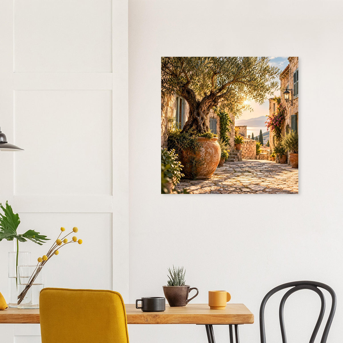 Mediterranes Motivposter: Weg durch eine Altstadt mit Olivenbaum und Tongefäßen
