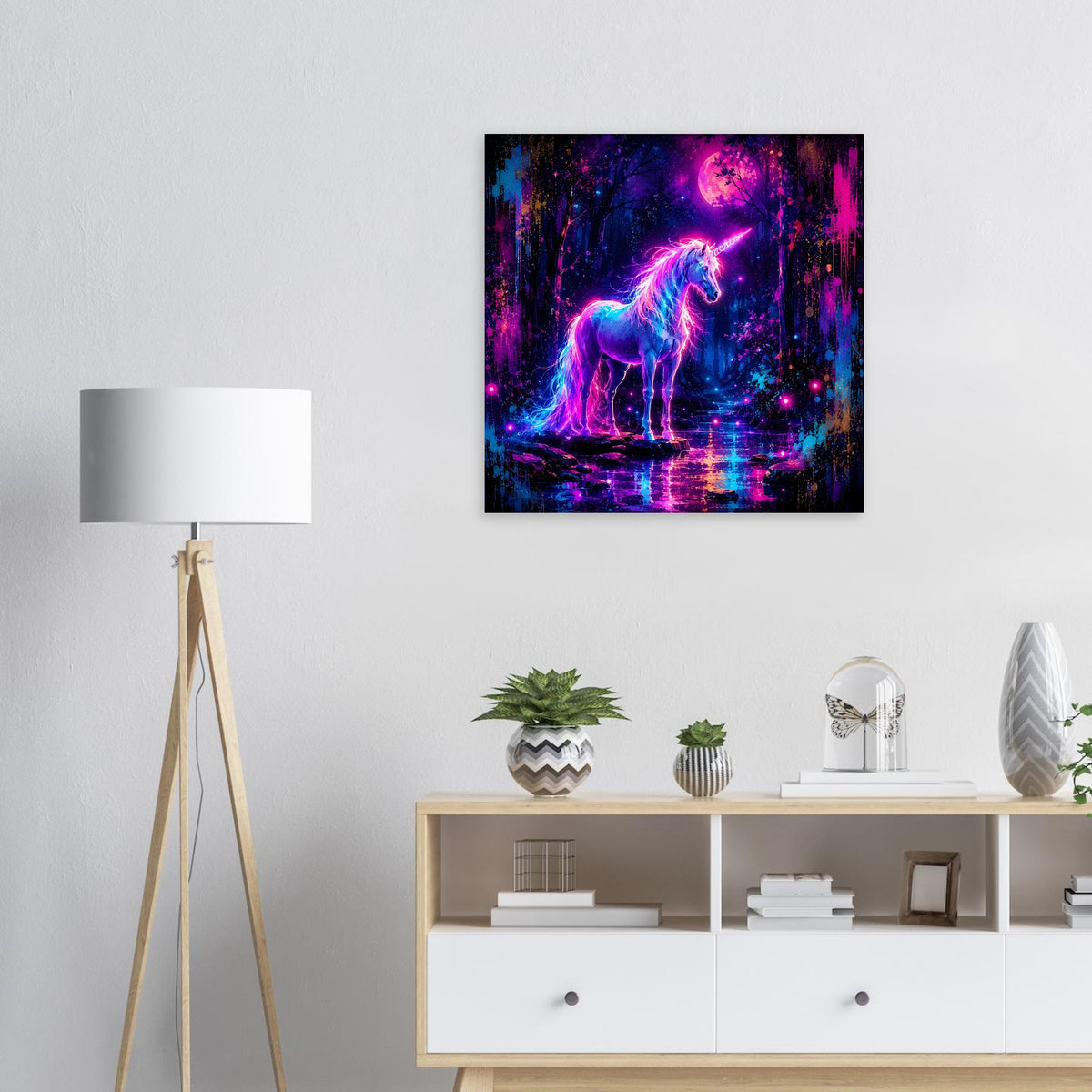 Quadratisches Poster mit Neon-Einhorn auf spiegelndem Boden, umgeben von Sternen