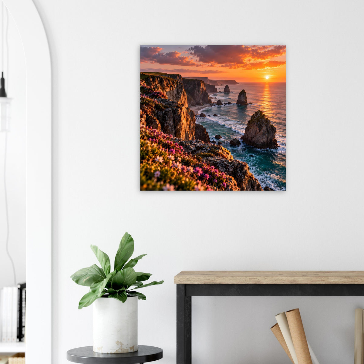 Gerahmtes Küsten-Sonnenuntergangs-Poster mit Blumen am Kliff, Meer und Felsen, quadratisch