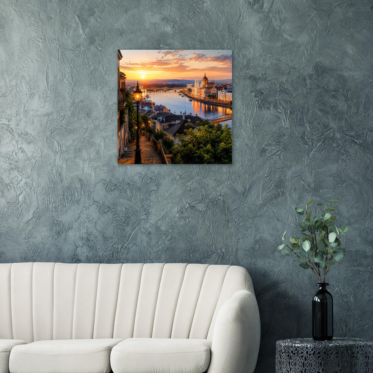Wandposter mit Skyline am Fluss, Sonnenuntergangshimmel in warmem Gold