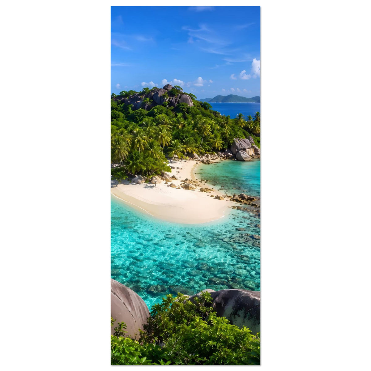Vertikales Tropenstrand-Poster: türkisblaues Meer, weißer Sand und grüne Vegetation