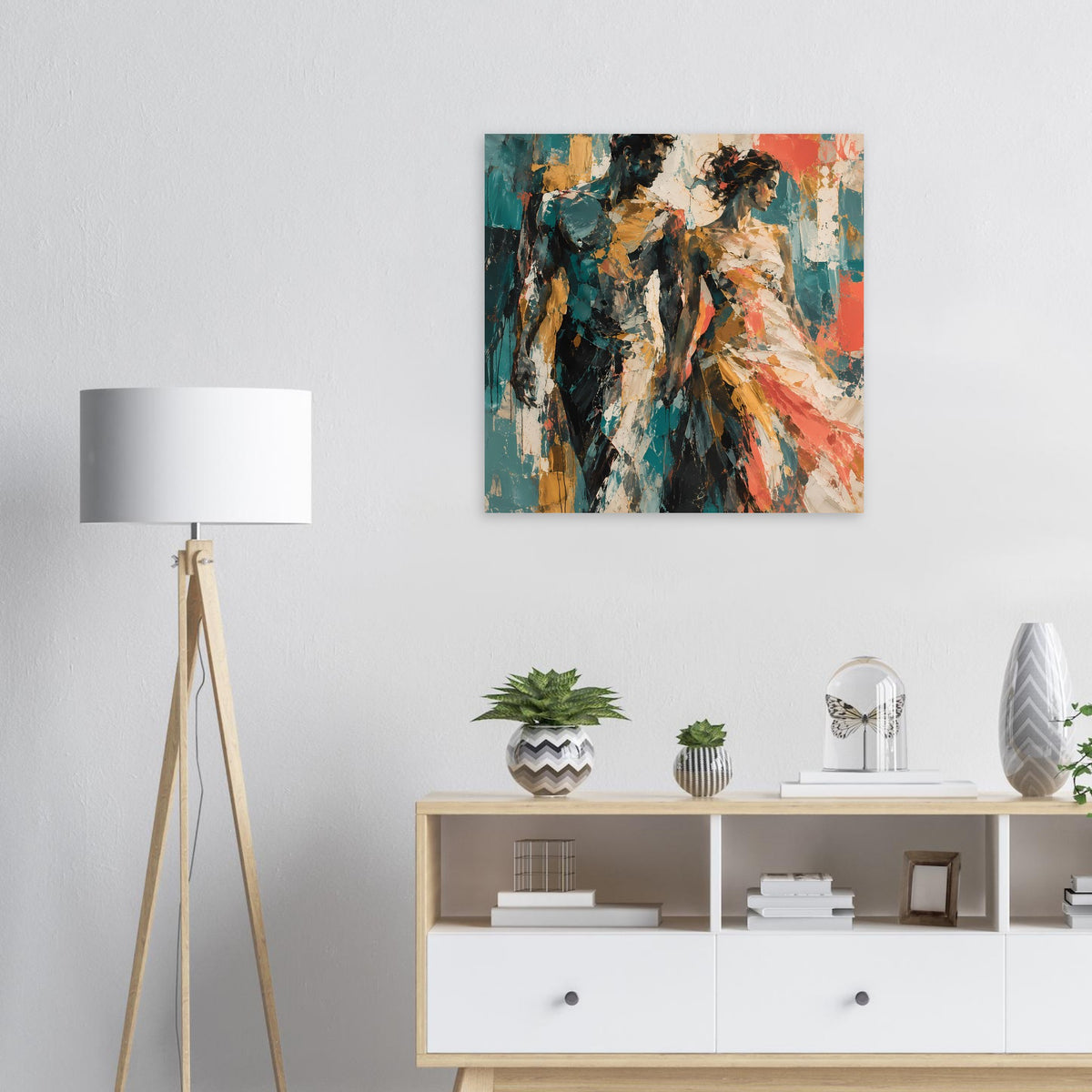 Abstraktes Leinwandbild: Liebespaar-Figuren, Pinselstriche in Blau, Gold und Koralle.