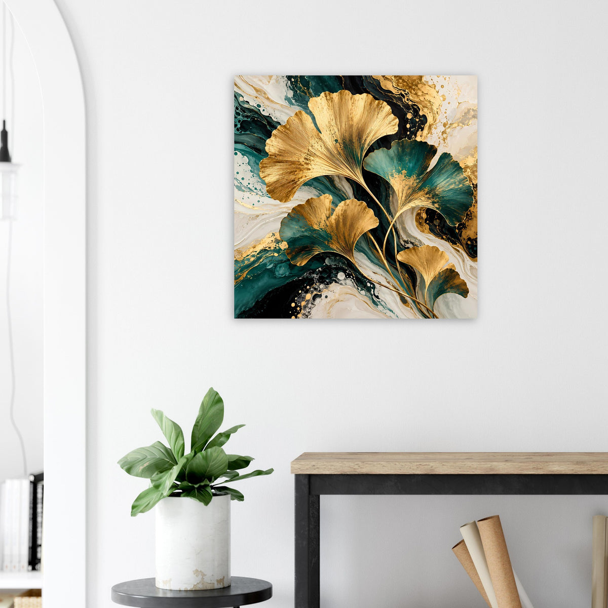 Quadratisches Naturposter mit goldenen Ginkgo-Blättern auf abstraktem Teal-Creme-Muster