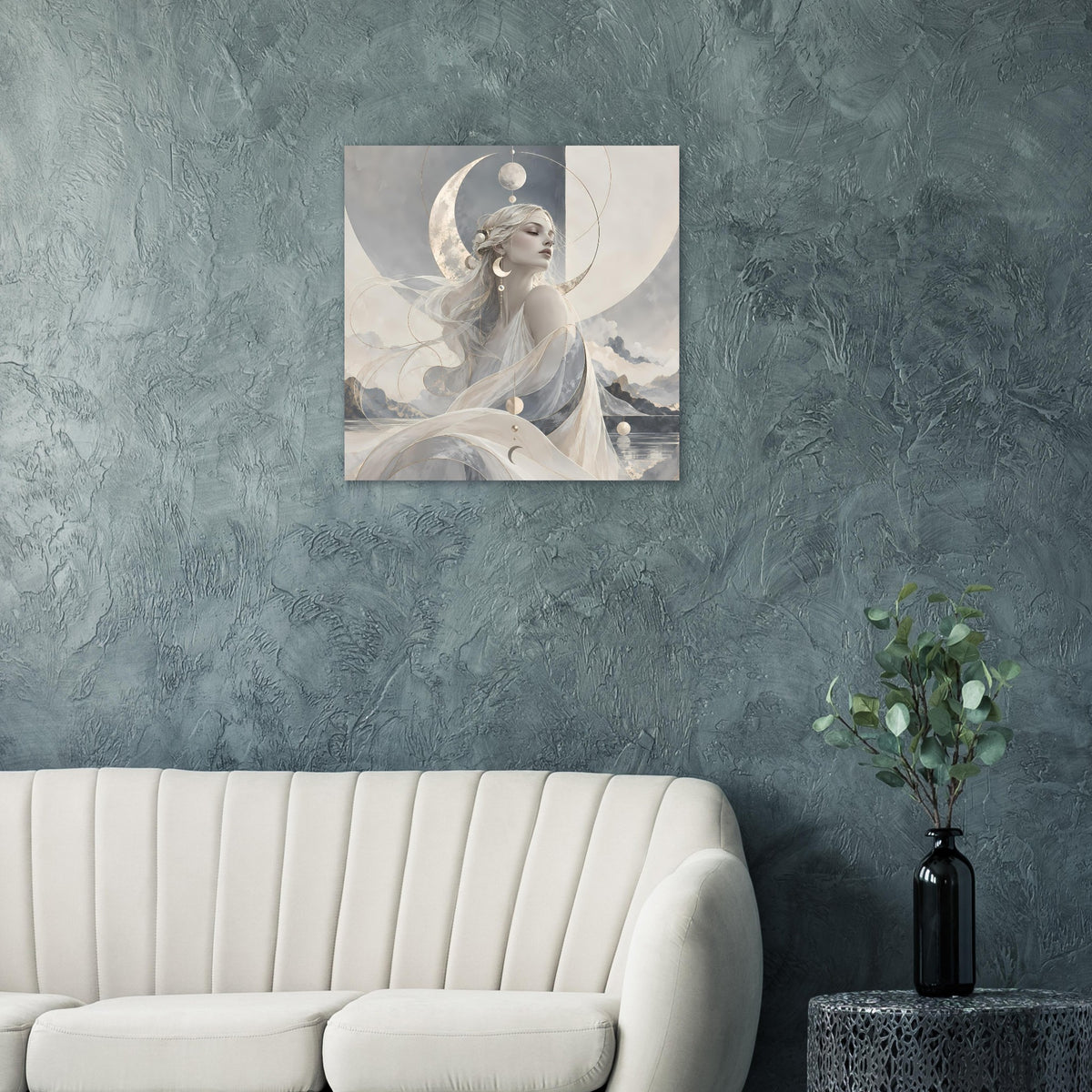 Wandposter mit Mondgöttin im graublauen Gewand, Mondsichel und Wolken, zarter Stil