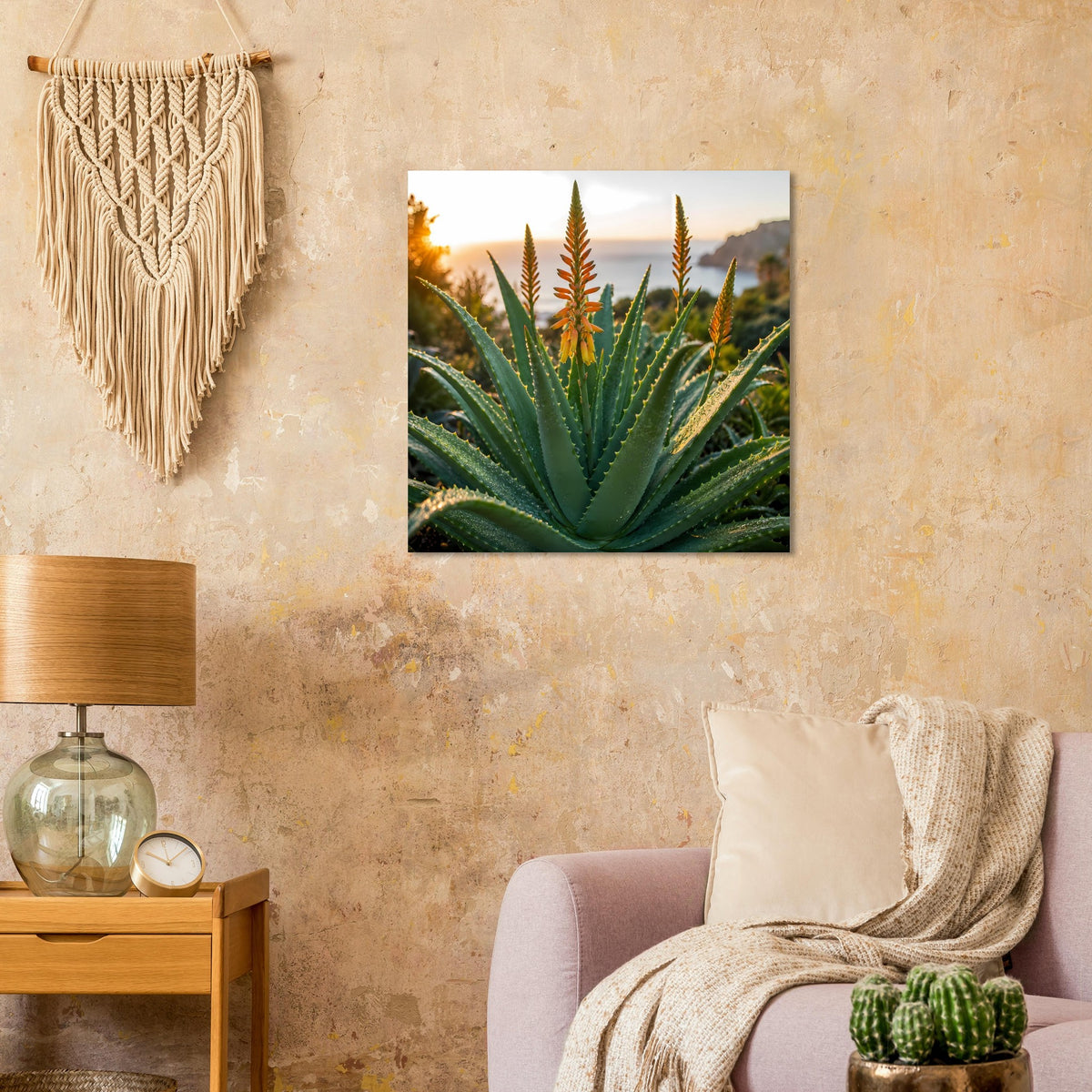 Poster mit grüner Aloe im Fokus und orangegelben Blüten bei Abendlicht