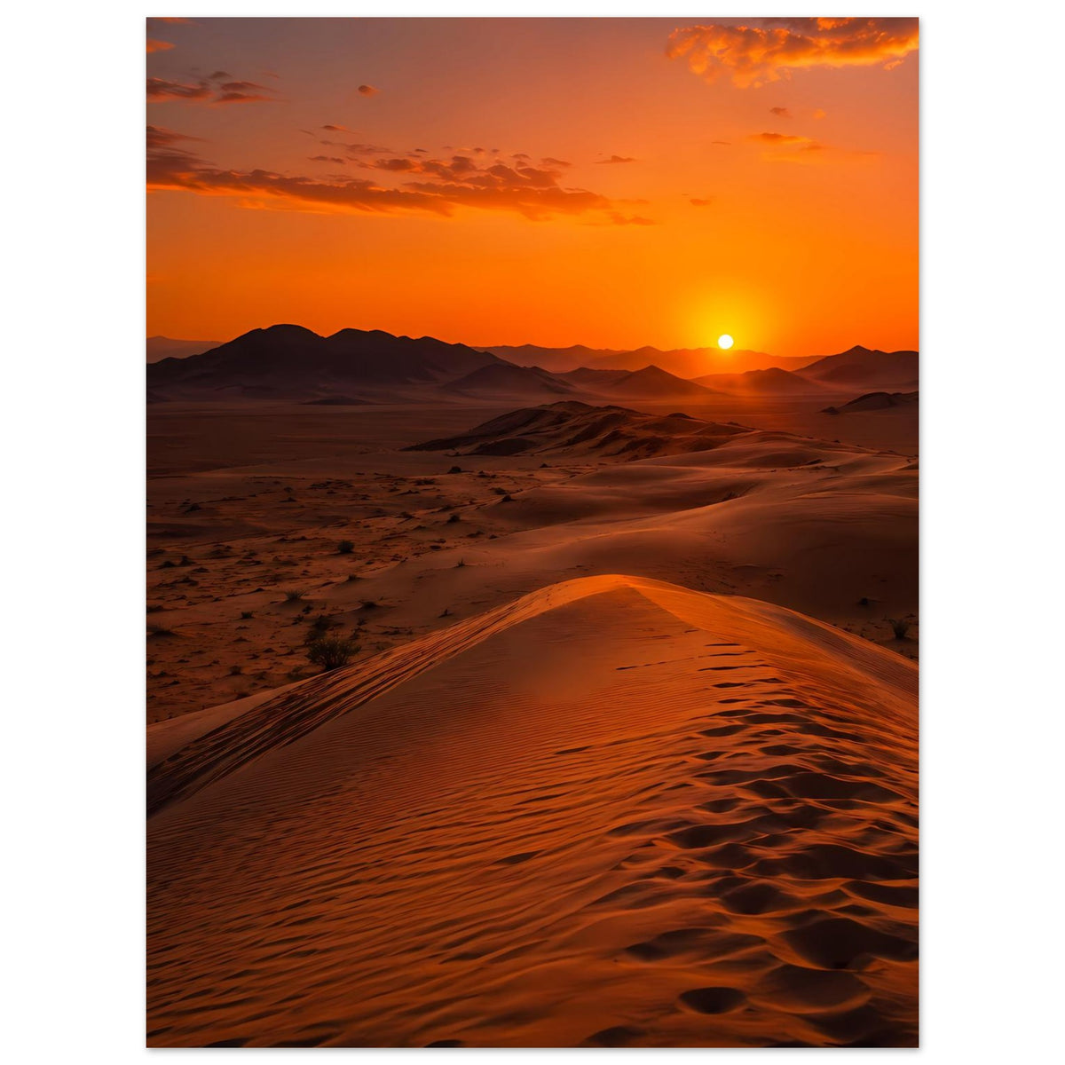 Vertikales Poster mit Wüstenlandschaft bei Sonnenuntergang, orangefarbener Himmel und Dünenpfad.