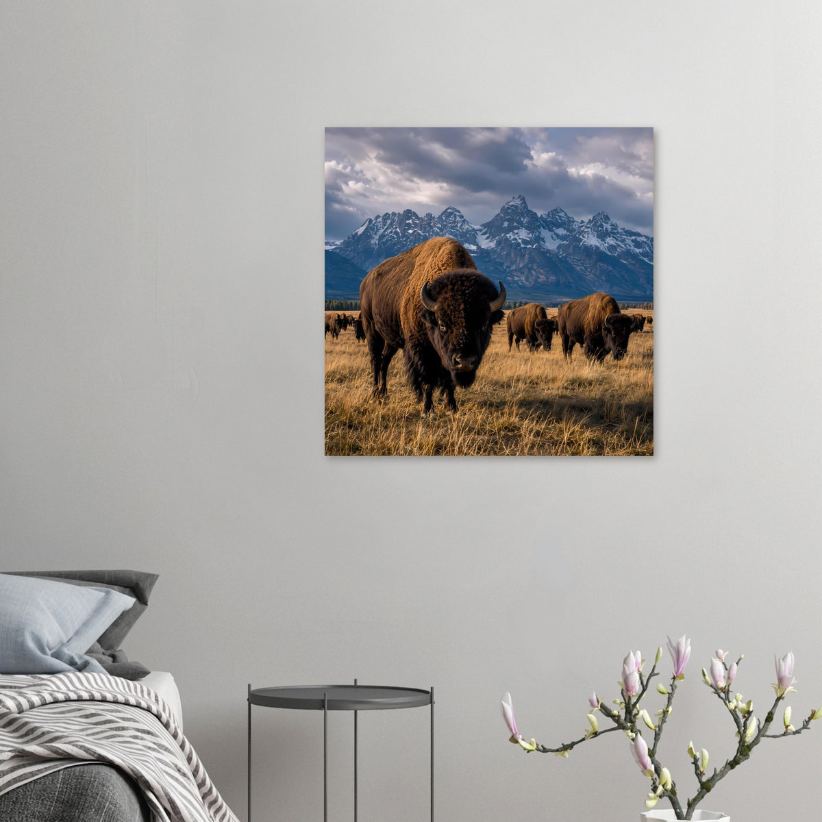 Kleines Bisonherden-Poster: brauner Vorderbison vor Bergkette und Herde