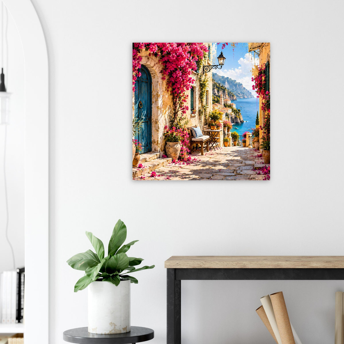 Mediterranean Escape-Poster an Wand: Weg zwischen Häusern, rote Blüten, Meeresbucht