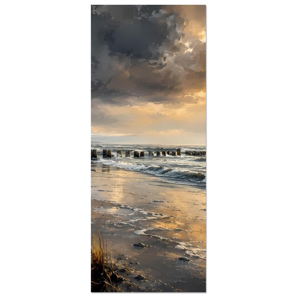 Vertikales Strand-Portrait: Sonnenuntergang, Wellen am Ufer, nasser Sand mit Pfählen