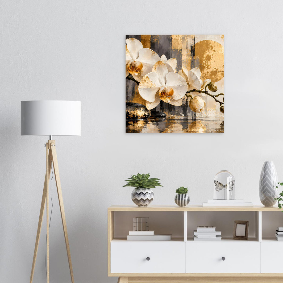 Orchideenposter mit weißen Blüten, goldbrauner Farbfläche und dunklen Steinen unten