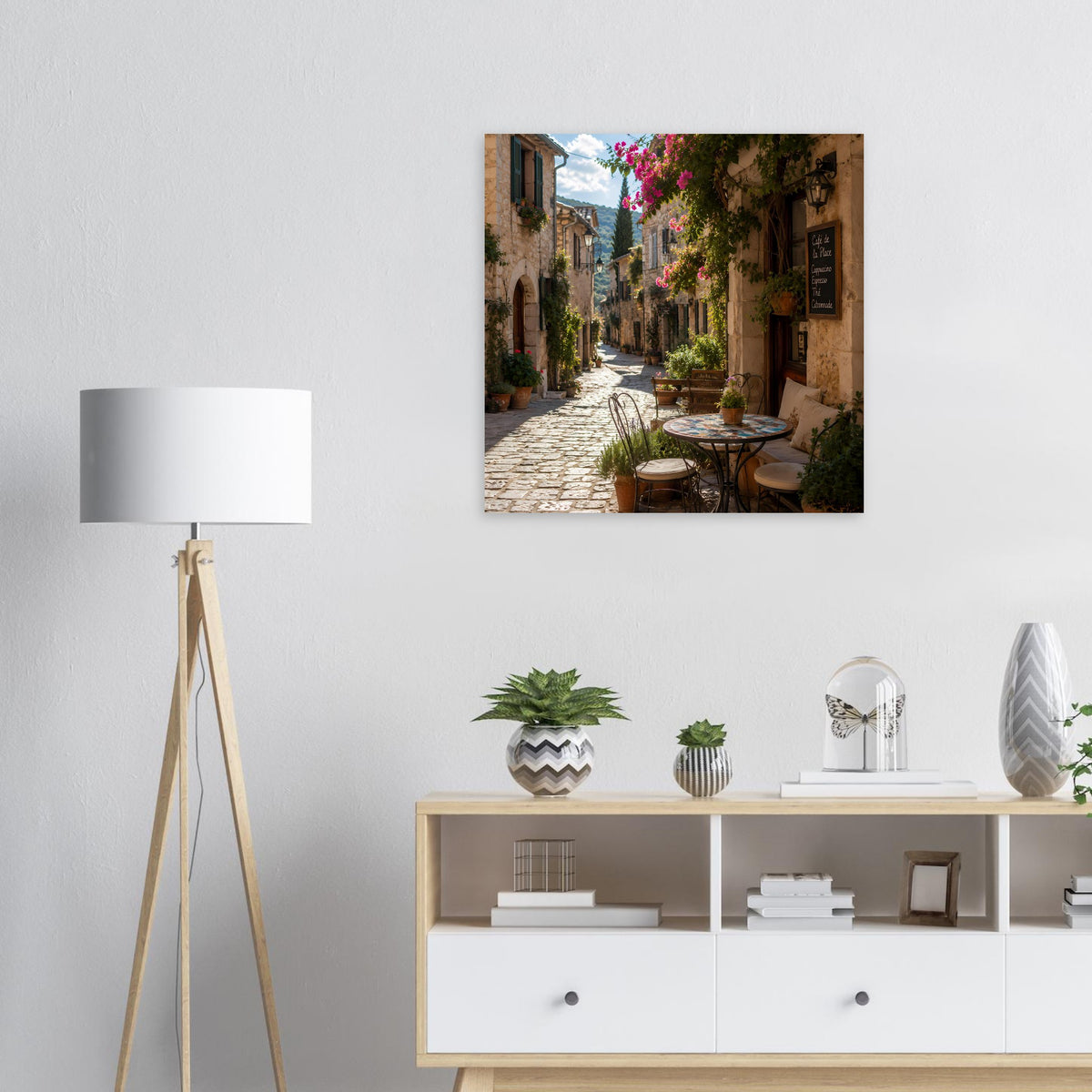 Quadratisches Poster mit sonniger Altstadtgasse und Café-Tisch