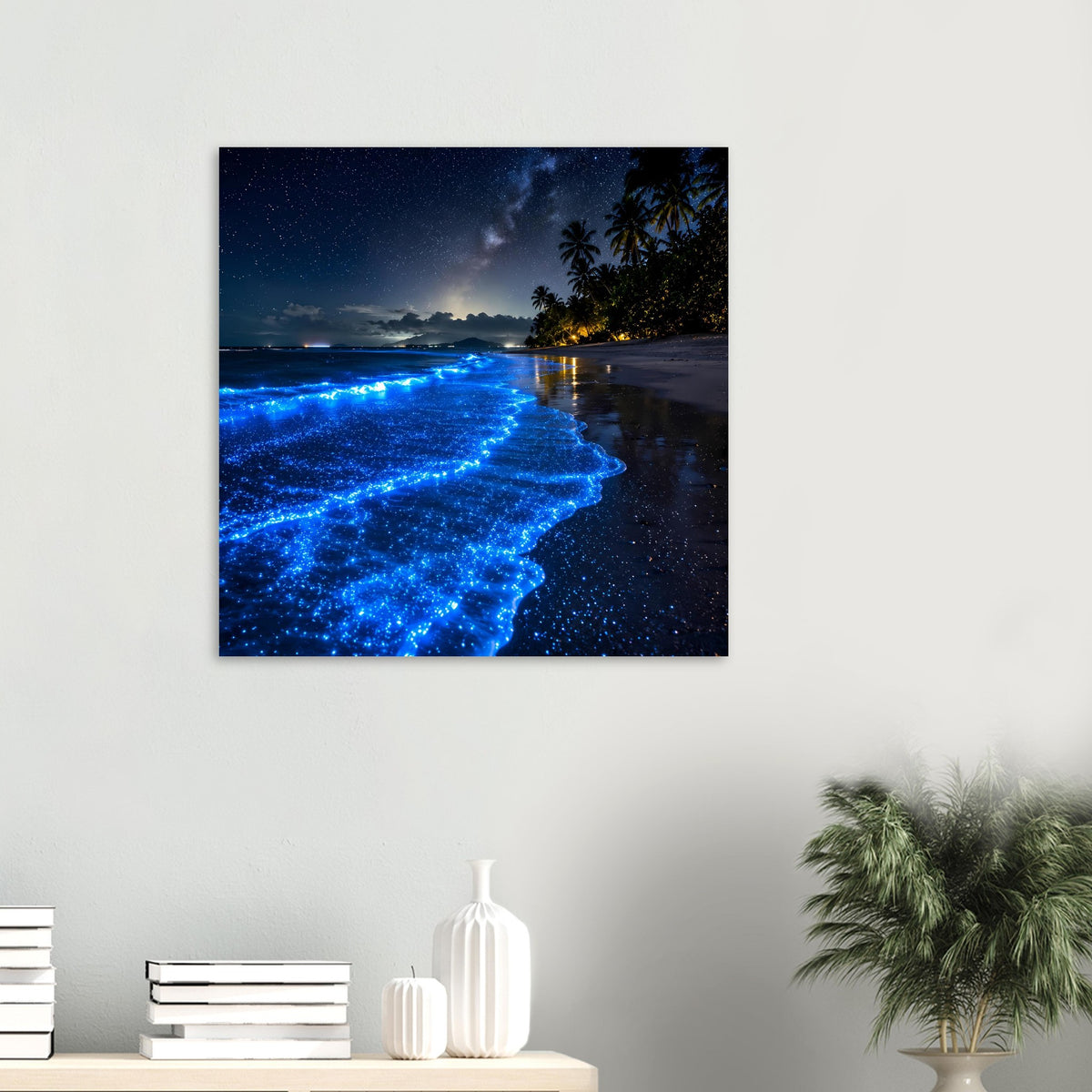 Quadratisches Poster: blaue Leuchtwellen am Strand bei Nacht