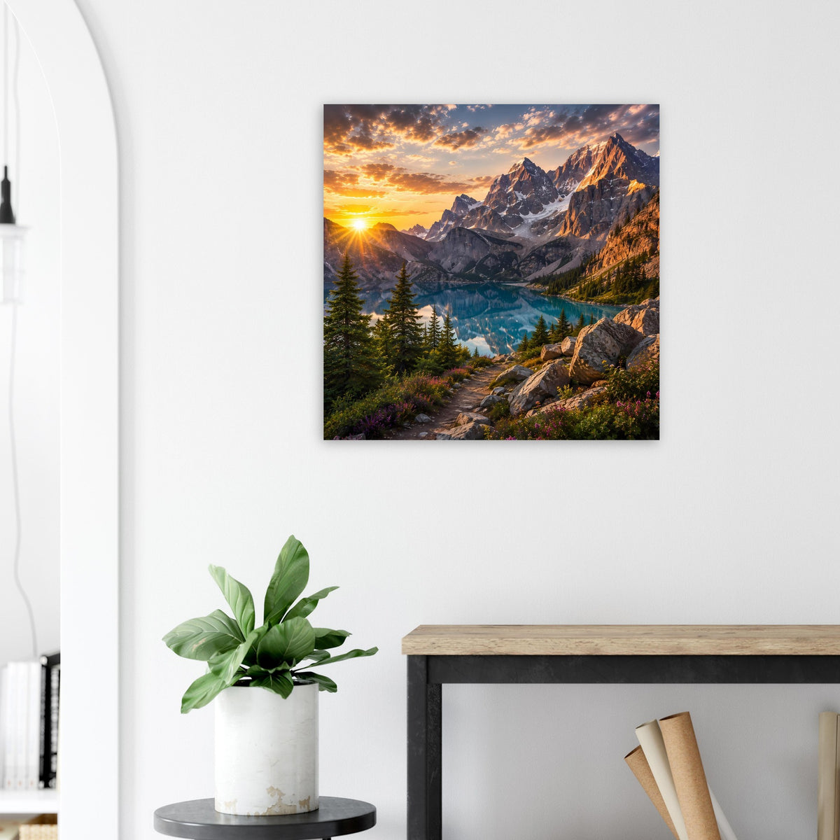 Quadratisches Poster mit Bergkette beim Sonnenaufgang und See im Tal