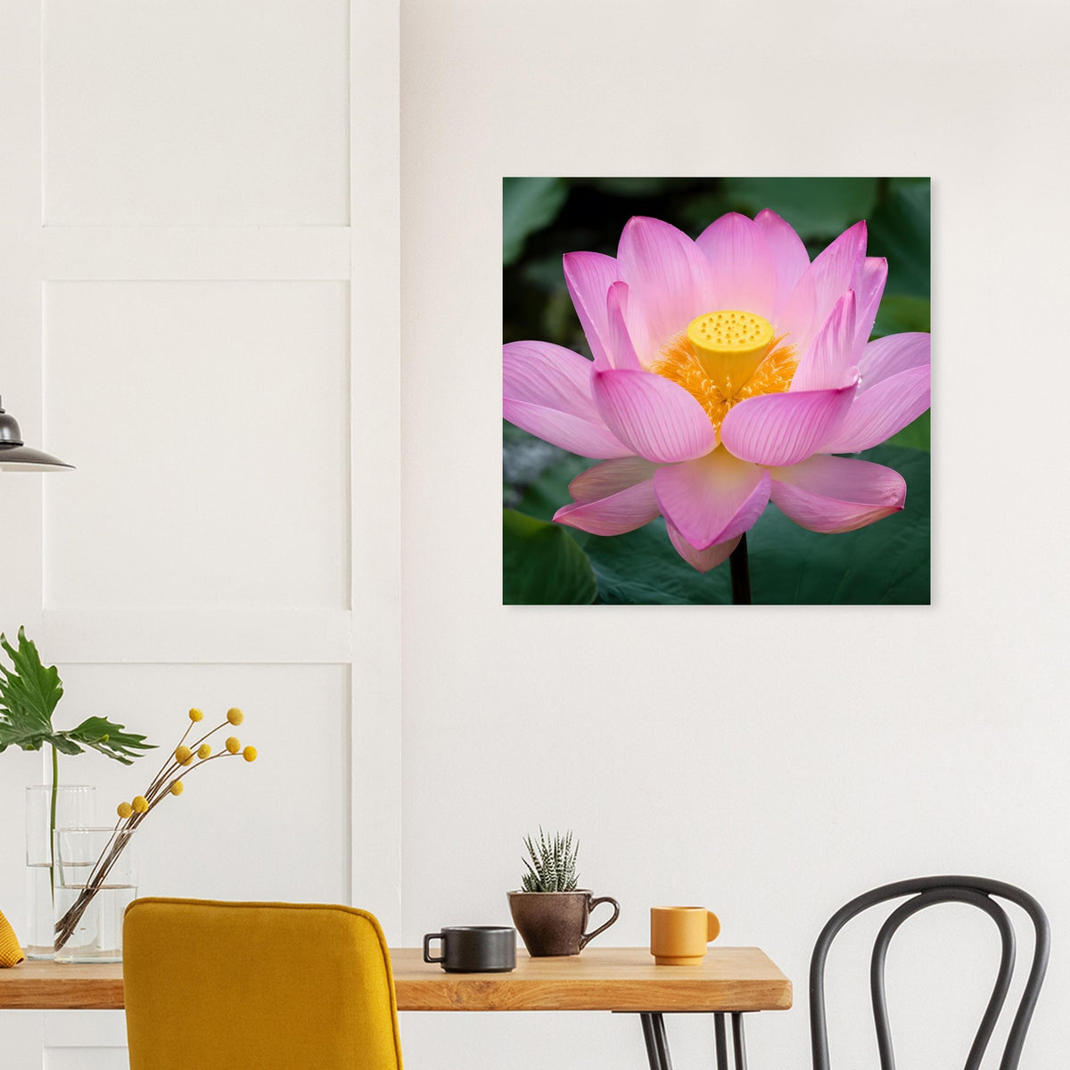 Quadratisches Poster mit rosa Lotusblüte und gelbem Blütenkern auf dunkelgrünem Hintergrund