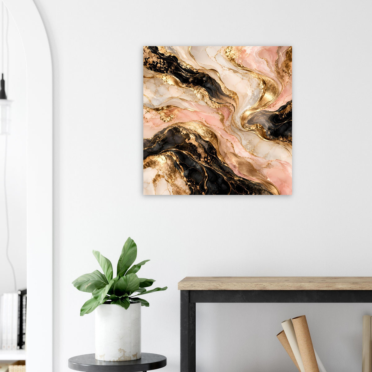 Quadratisches Marmorposter mit schimmernden goldenen Wellen und rosafarbenen Strömungen