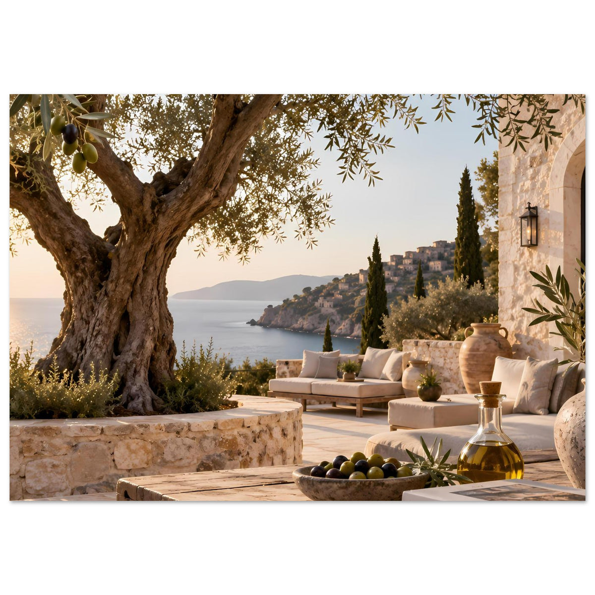 Mediterranes Poster: Blick auf Olivenbaum, Steinmauer, Sitzecke am Meer, matte Papieroberfläche