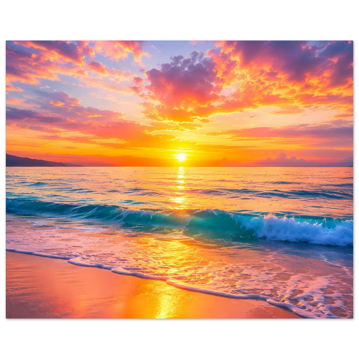 Querformatiges Strandposter: Sonnenaufgang, orangefarbene Wolken und blaue Wellen am Strand