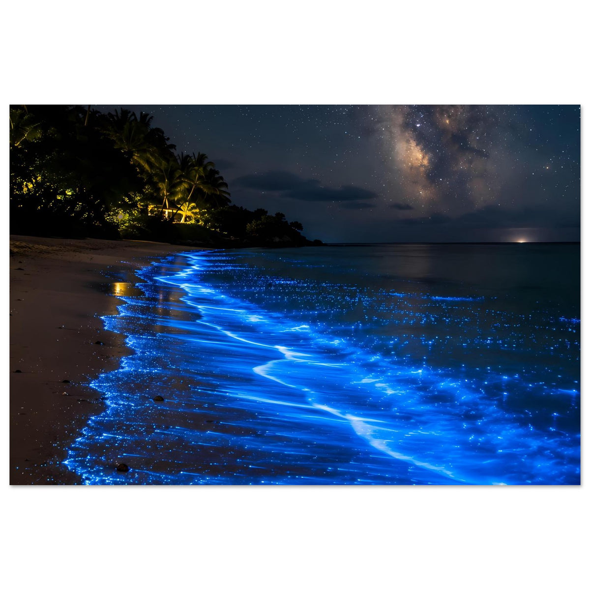Horizontales Poster mit leuchtend blauem Wasser und dunklem Sternenhimmel über dem Strand