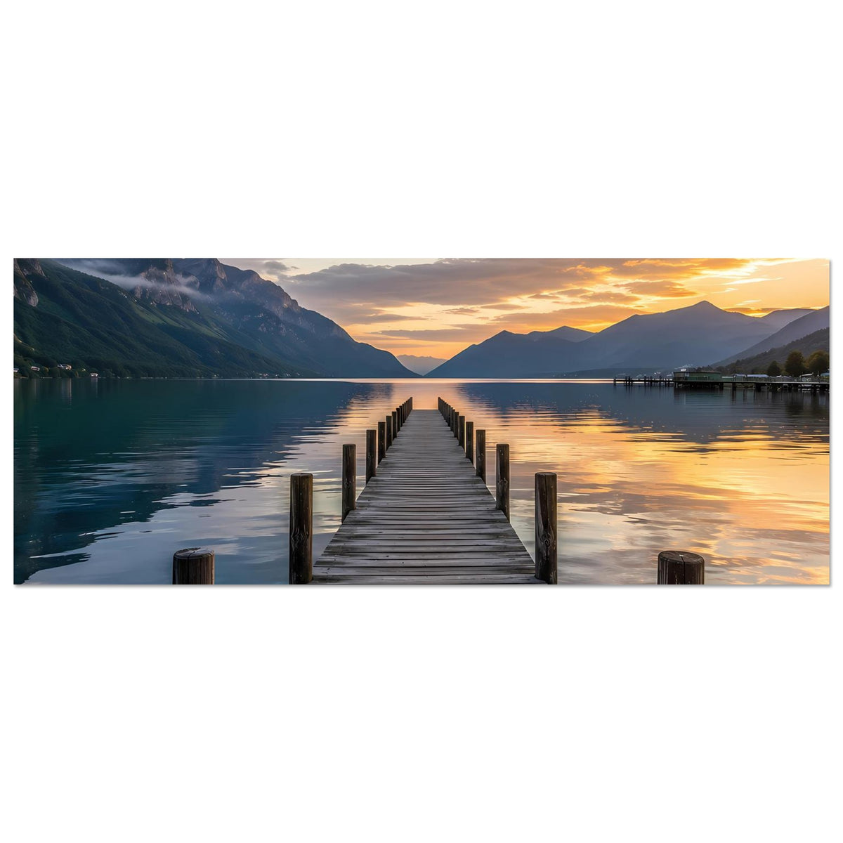 Horizontales Poster: Steg am See bei Sonnenuntergang mit warmem Himmel und Bergen