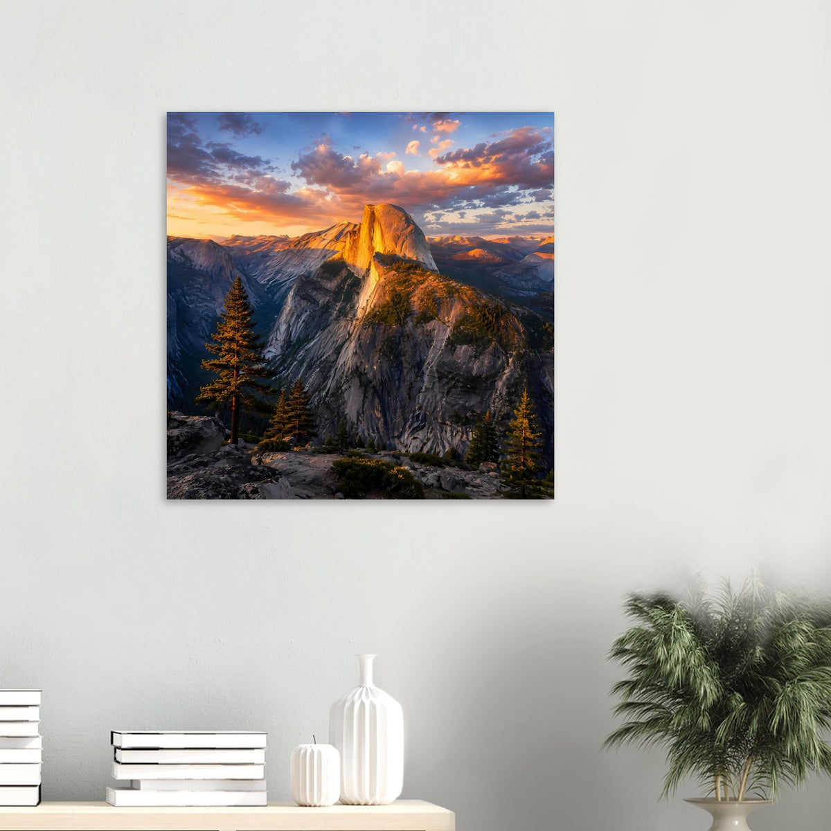 Quadratisches Poster mit Berglandschaft im Sonnenuntergang und Tannenwald