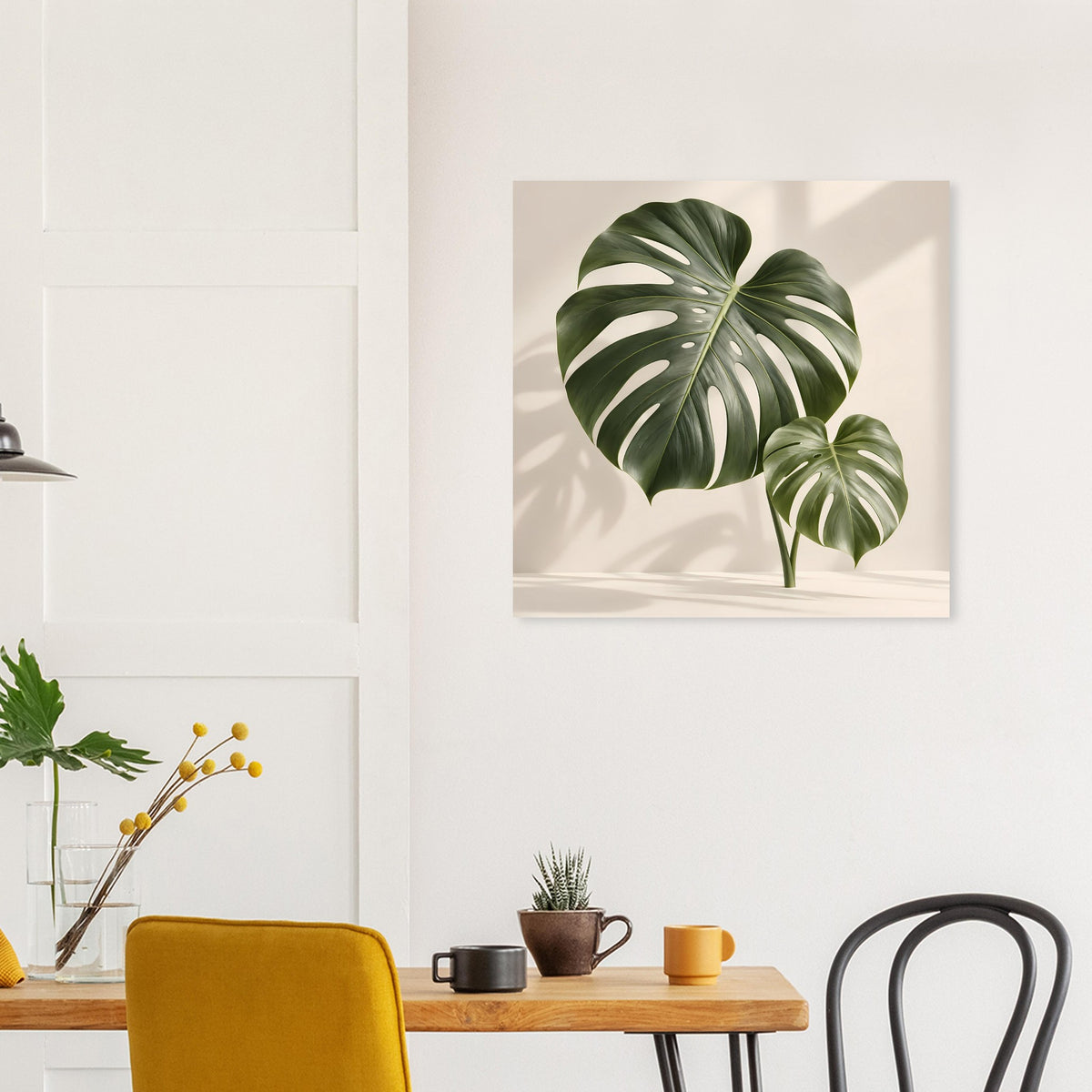 Monstera-Blatt-Poster: grünes Blatt mit hellen Streifen auf beigem Hintergrund, quadratisch.