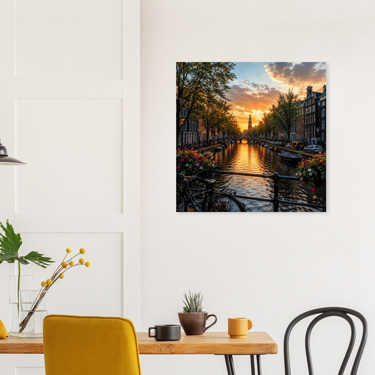 Quadratisches Poster mit Sonnenuntergang über dem Kanal, Uferbäume und Häuserfassaden