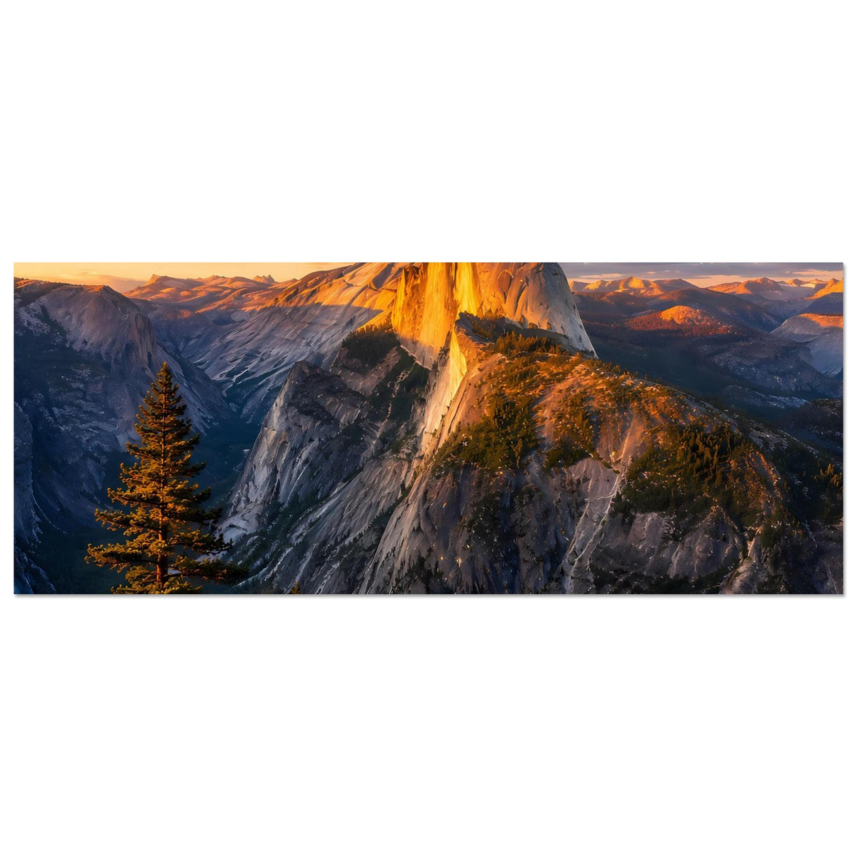 Horizontales Poster mit Berglandschaft und orangefarbenem Sonnenuntergang, weißer Rand