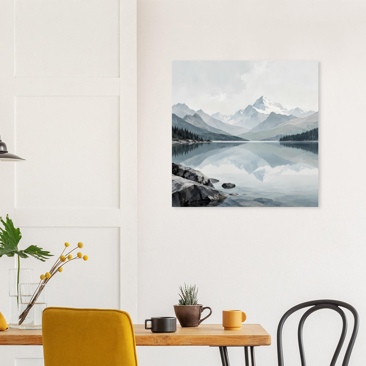 Gerahmter Landschaftsdruck mit Bergsee, Bergen im Hintergrund und klarer Spiegelung